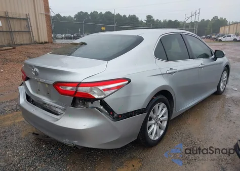2018 Toyota Camry Le из США, поврежденный, VIN 4T1B11HK2JU038739
